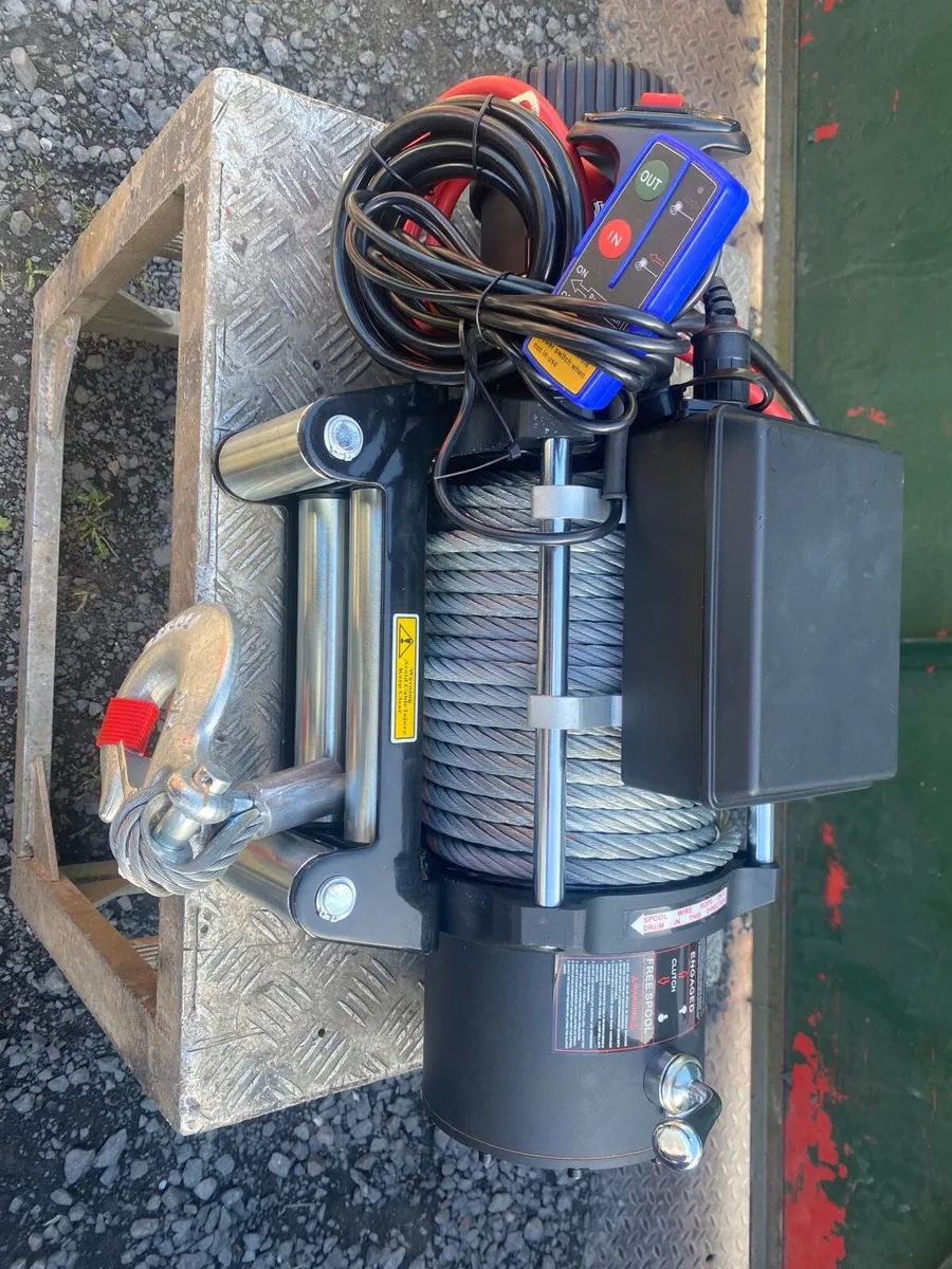 NEW UNUSED 12 VOLT ELECTRIC WINCH - Image 1