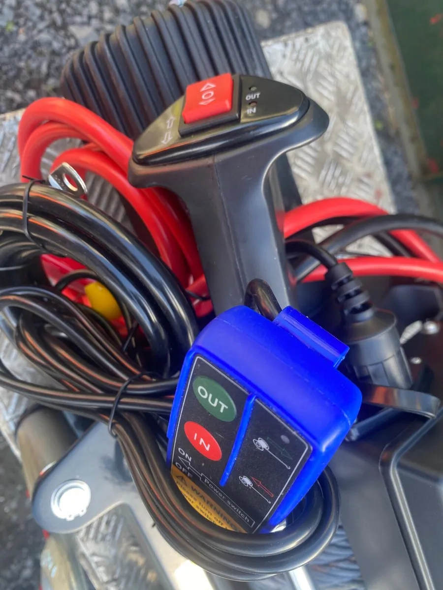 NEW UNUSED 12 VOLT ELECTRIC WINCH - Image 2