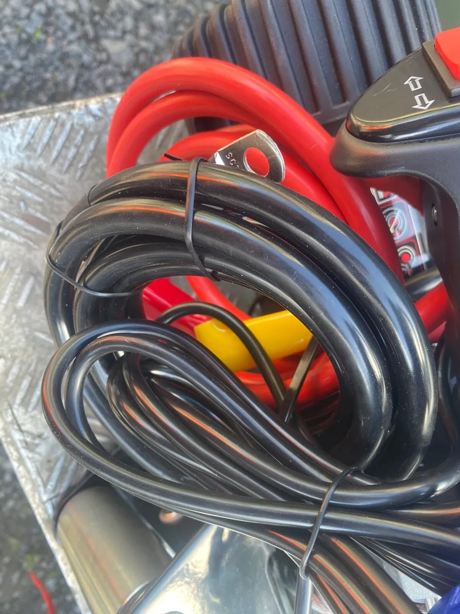 NEW UNUSED 12 VOLT ELECTRIC WINCH - Image 3