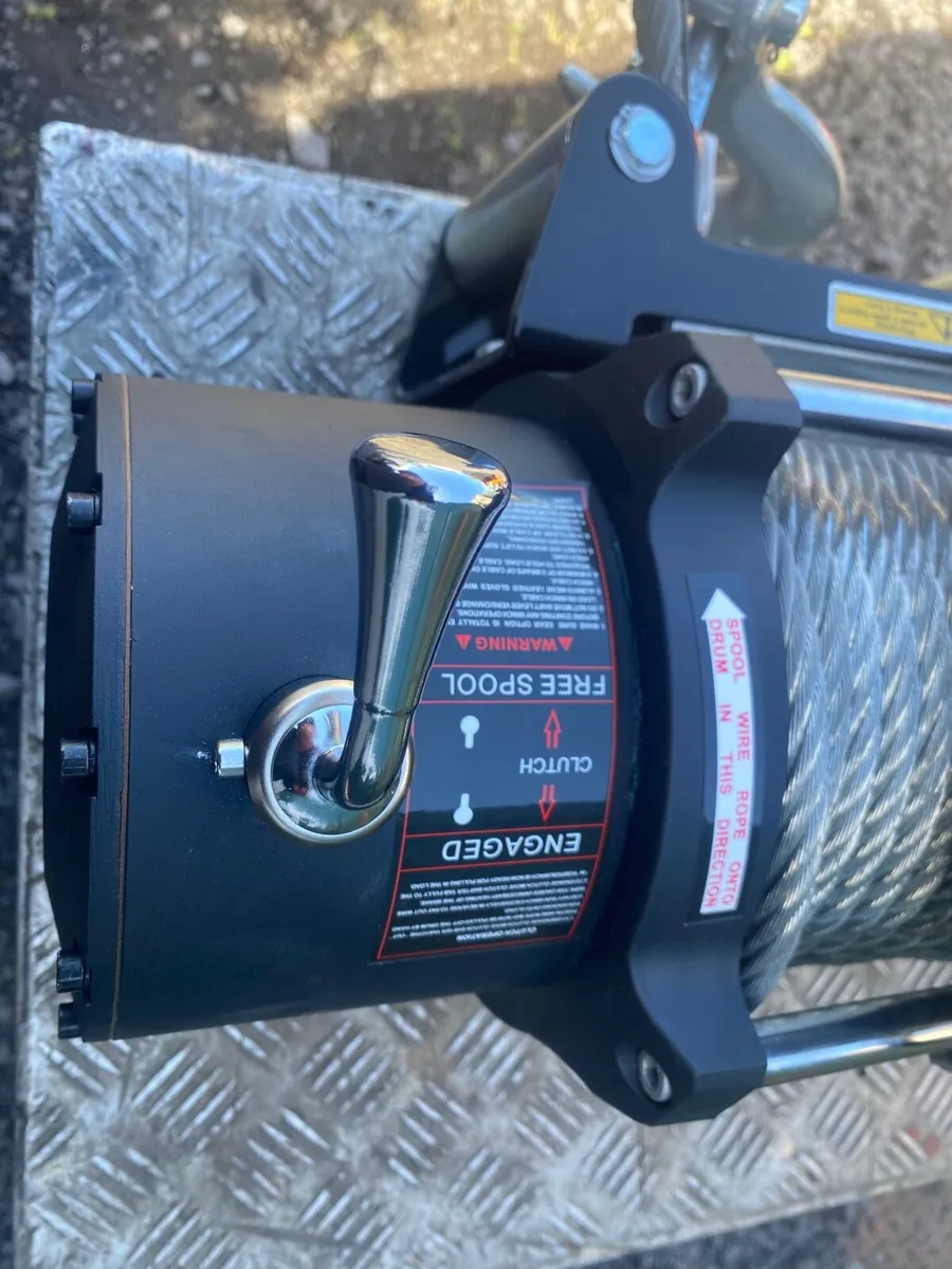 NEW UNUSED 12 VOLT ELECTRIC WINCH - Image 4