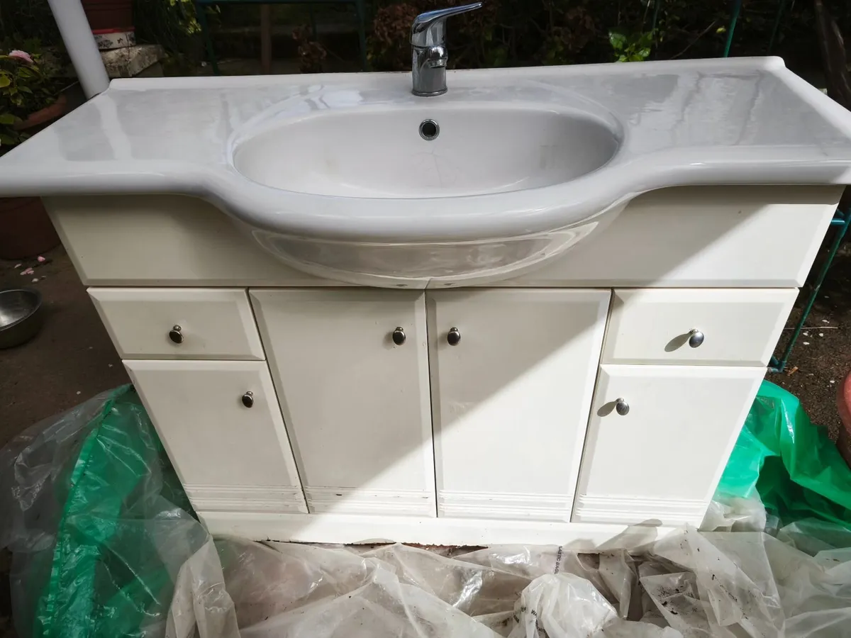 Bathroom sink unit - Image 1