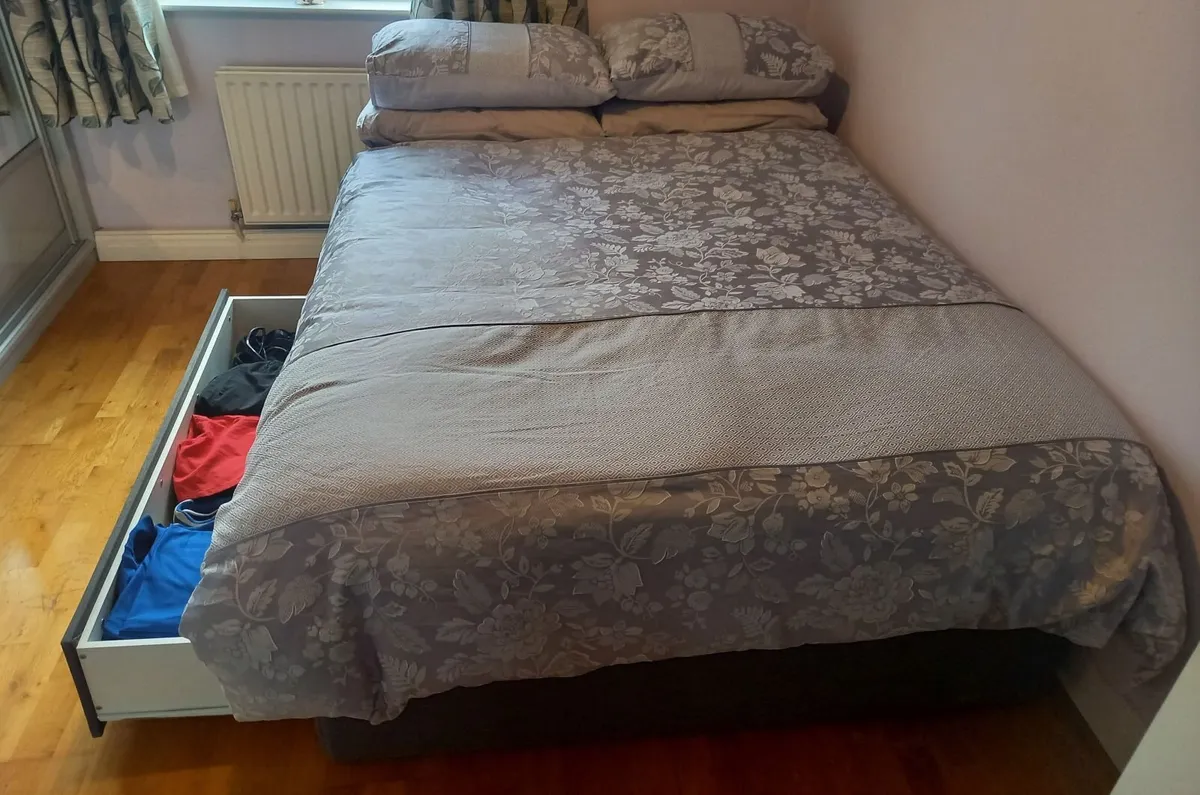 Divan bed base with storage - Image 1