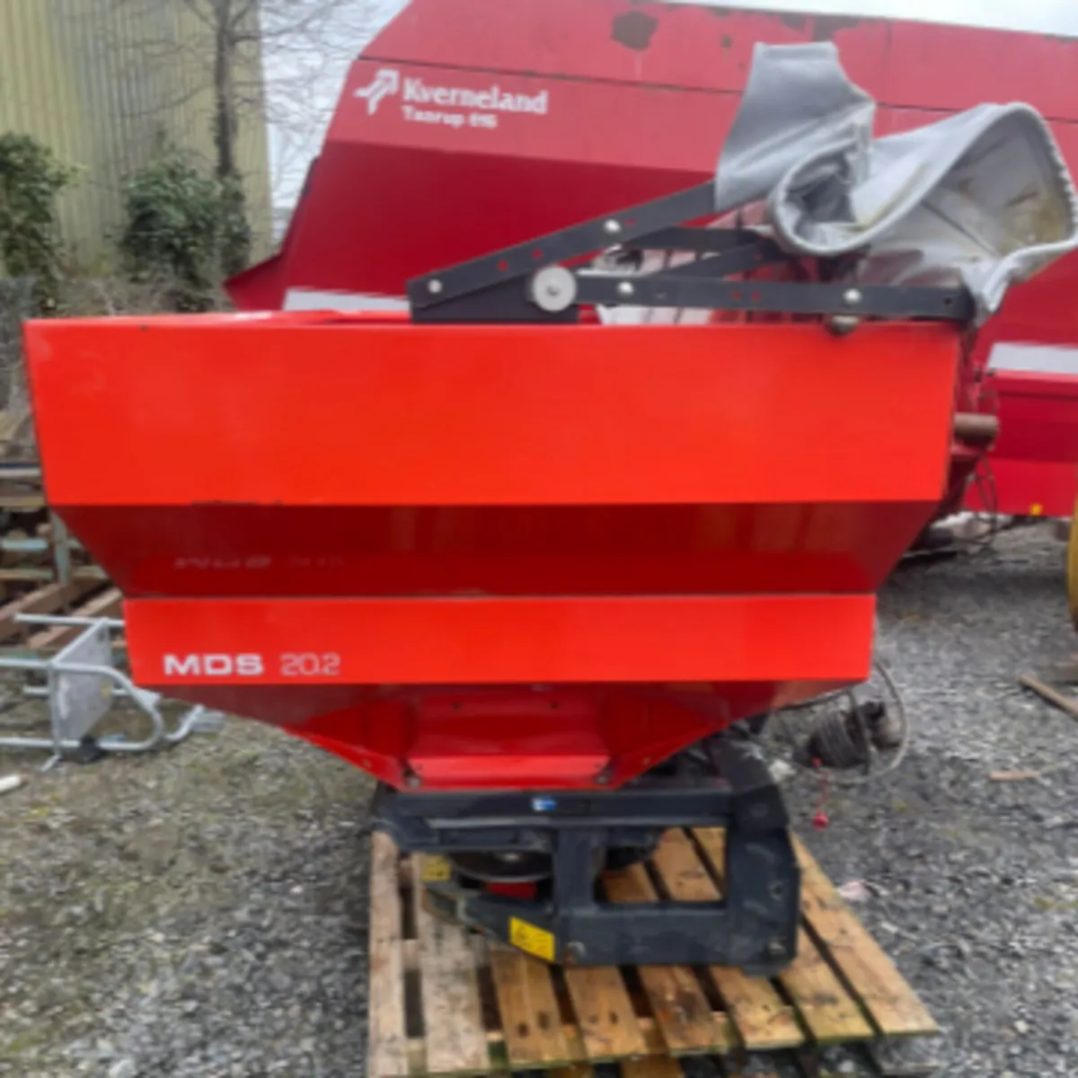 Rauch 2tonne spreader - Image 3