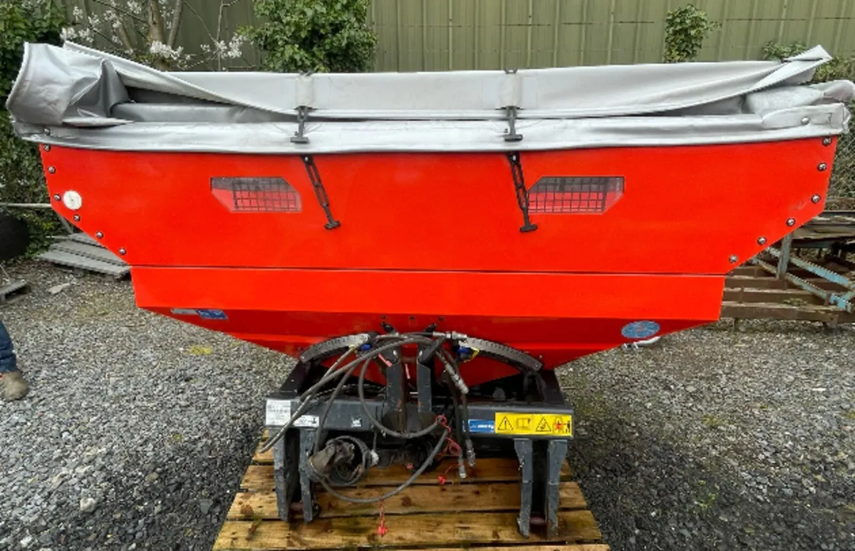 Rauch 2tonne spreader - Image 1