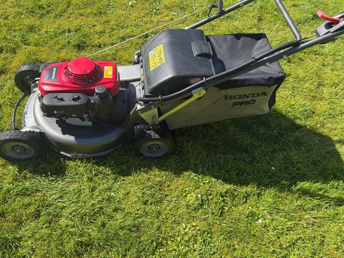 Honda industrial lawnmower - Image 2