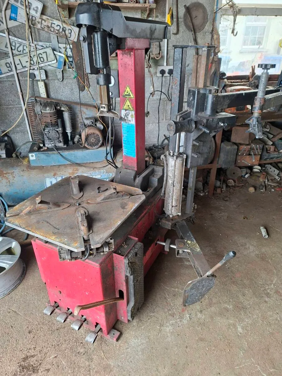 TYRE MACHINE TYRE CHANGER - Image 1