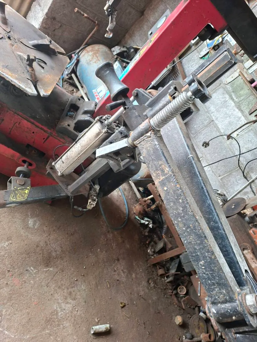 TYRE MACHINE TYRE CHANGER - Image 3