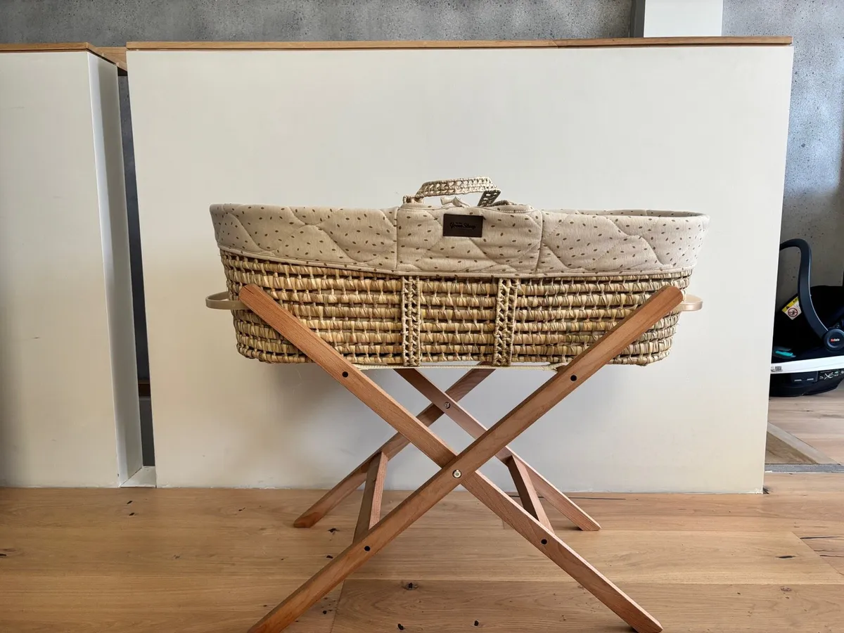 Moses basket - Green sheep - almost new - Image 1