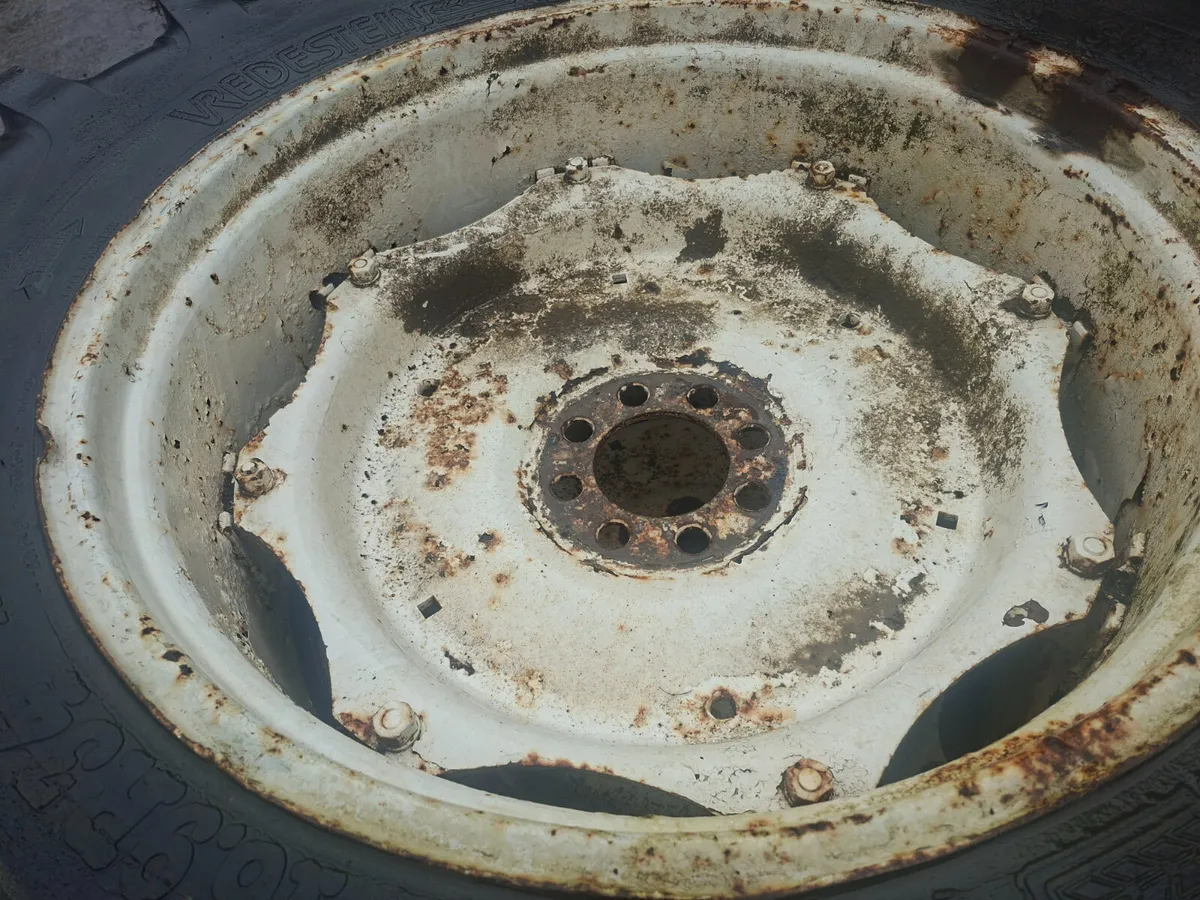 16.9x34. To suit Ford 5000.  7000.     6600.  7600 - Image 4