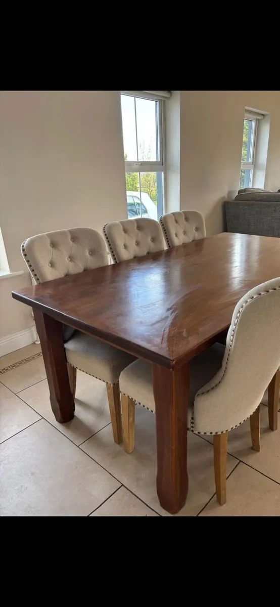 Table and chairs - Image 1