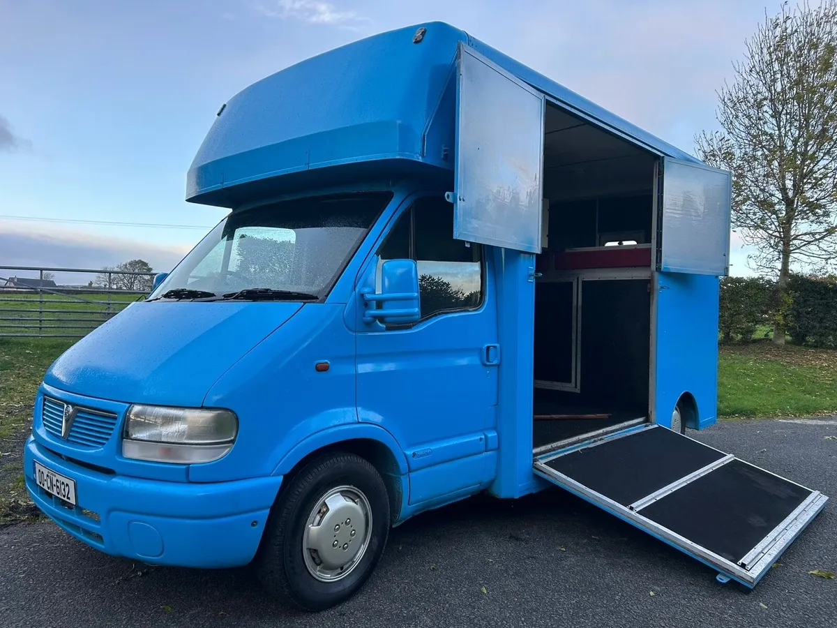 Horse lorry 2 box Tax & Test 115kms clean - Image 1