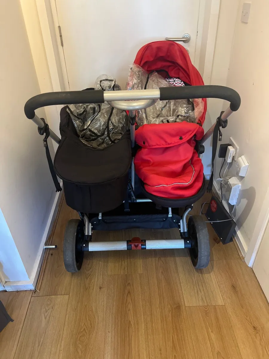 Double stroller with accessories - Image 4