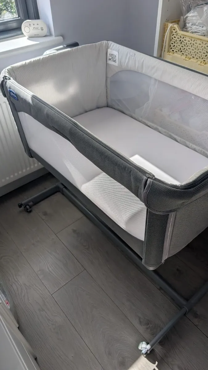 Chicco Next2me magic crib + Free baby clothes bund - Image 3