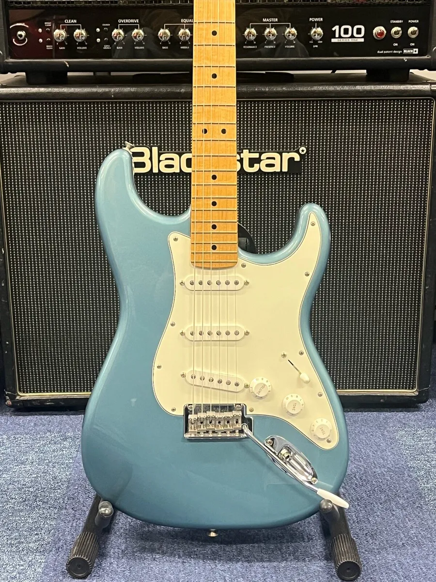 Fender Stratocaster Player Series 2018 - Image 1