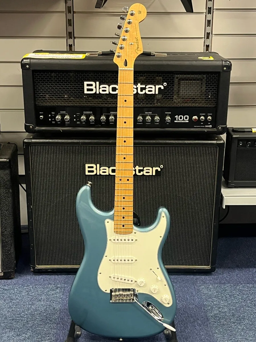 Fender Stratocaster Player Series 2018 - Image 2