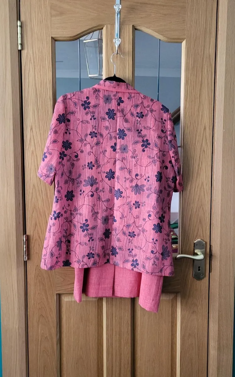 Pink occasion suit, Size 20 - Image 4
