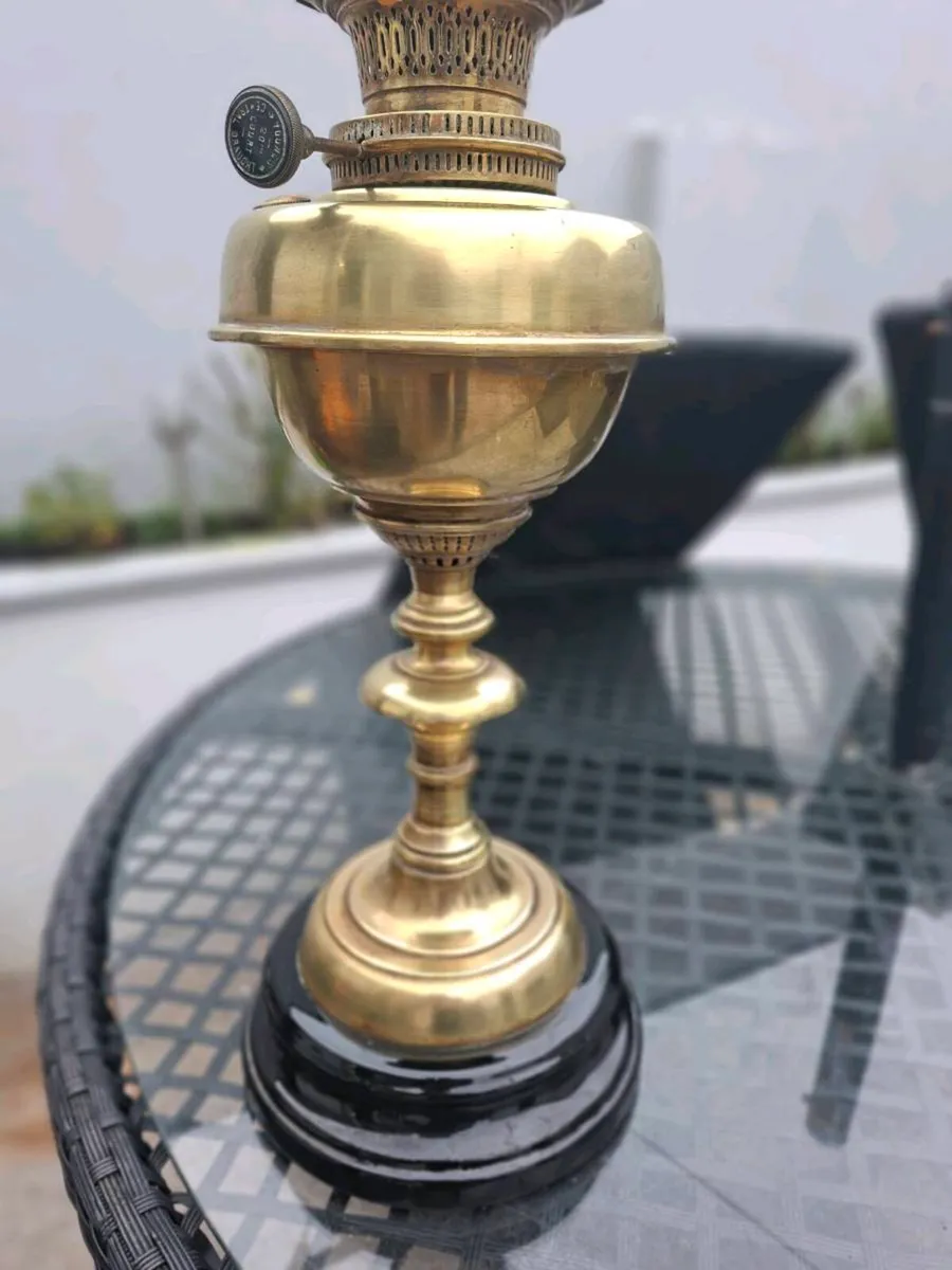 Beautiful Quality Antique Victorian Brass Oil Lamp - Image 2