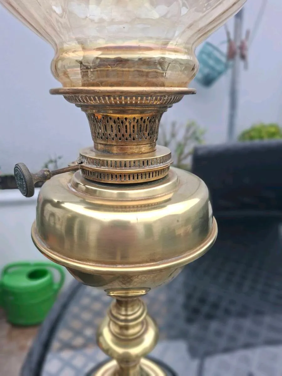 Beautiful Quality Antique Victorian Brass Oil Lamp - Image 3