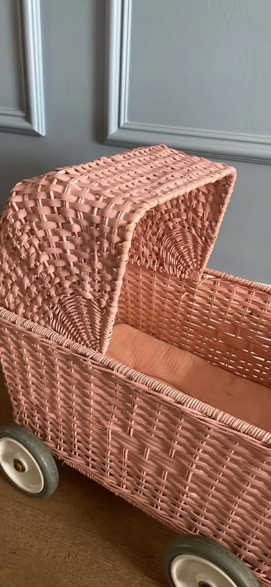 Olli Ella Rattan Strolley Doll Pram – Dusty Pink - Image 1