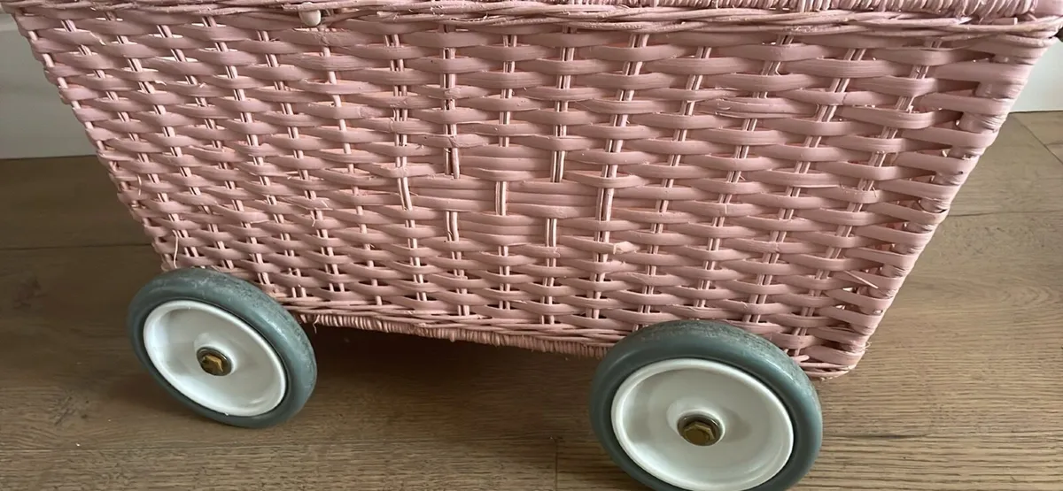 Olli Ella Rattan Strolley Doll Pram – Dusty Pink - Image 2