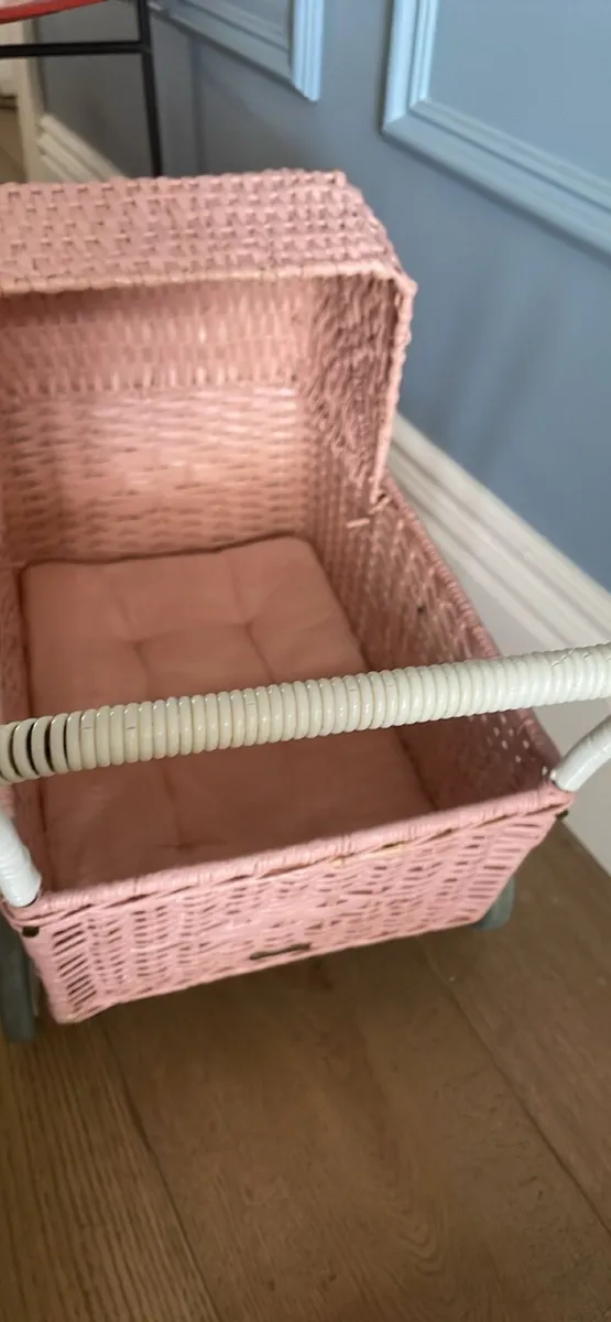 Olli Ella Rattan Strolley Doll Pram – Dusty Pink - Image 3