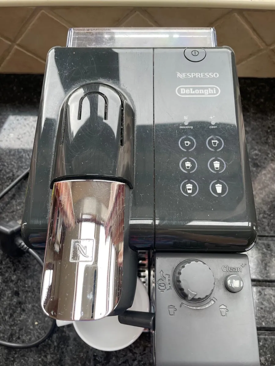 Nespresso DeLonghi coffee machine - Image 3