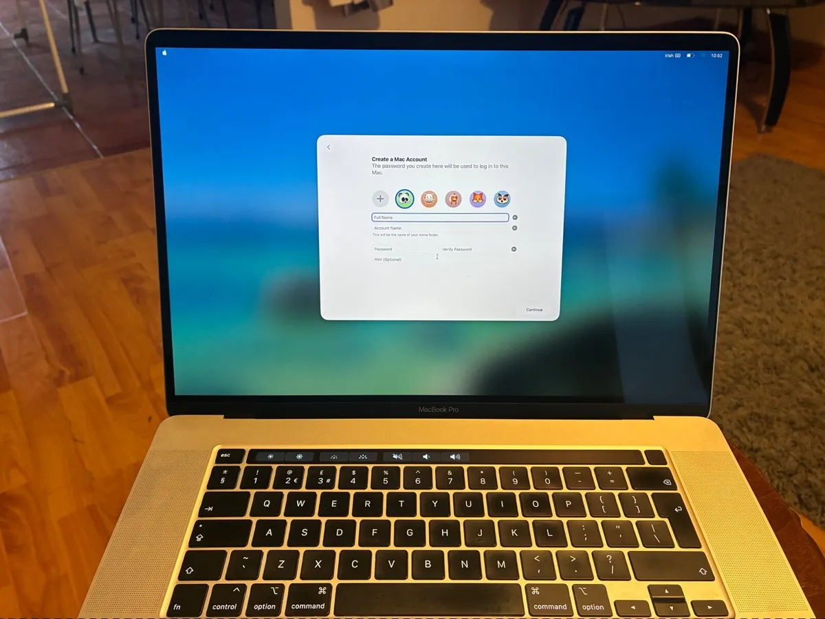 Apple laptop - Image 1