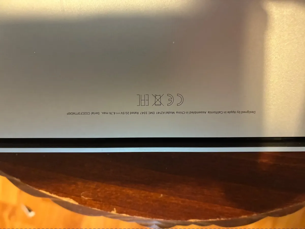 Apple laptop - Image 2