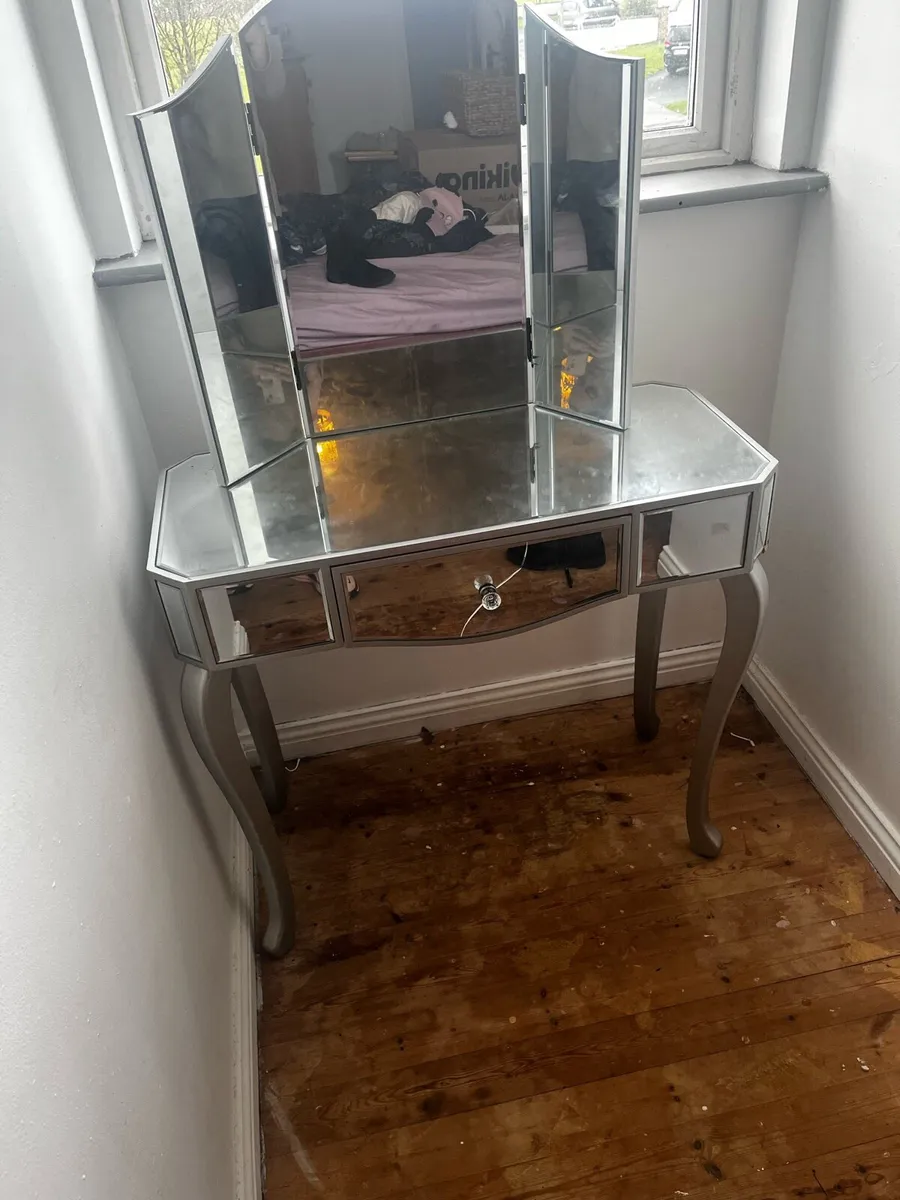 Dressing table - Image 1