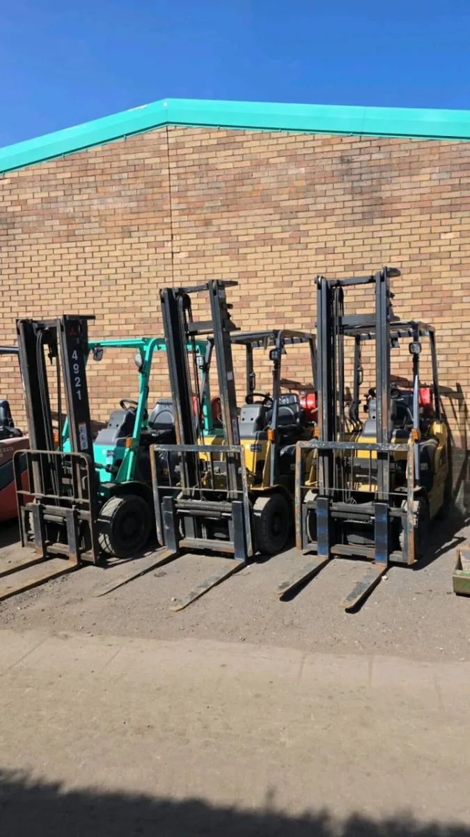 2015 CAT 2 ton & 2015 Mitsubishi 2.5 ton forklifts