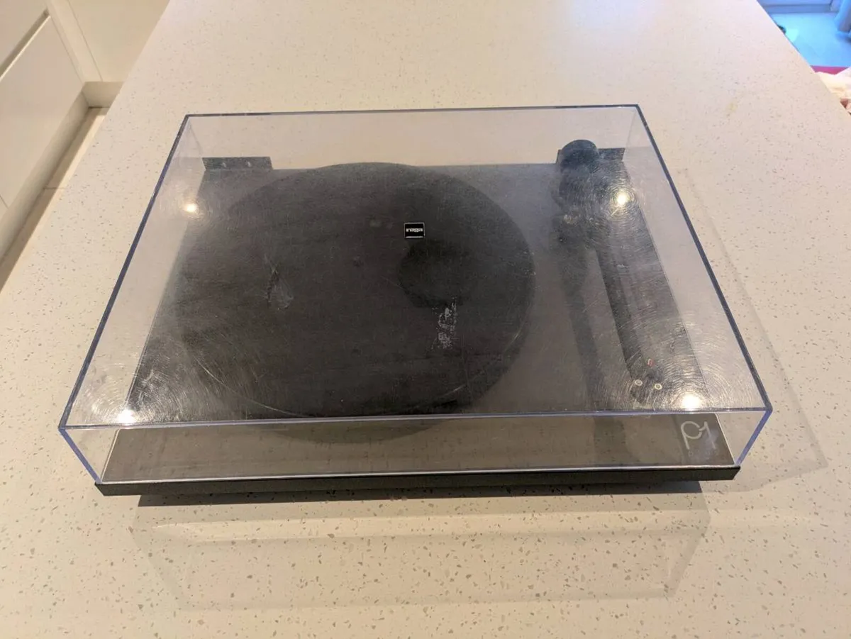 Rega Planar 1 Plus - Record player - Image 1