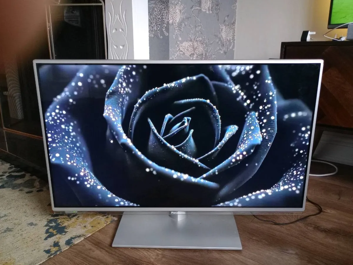 Panasonic 32" full HD SMART TV LE32E6B  FIRE STICK - Image 4