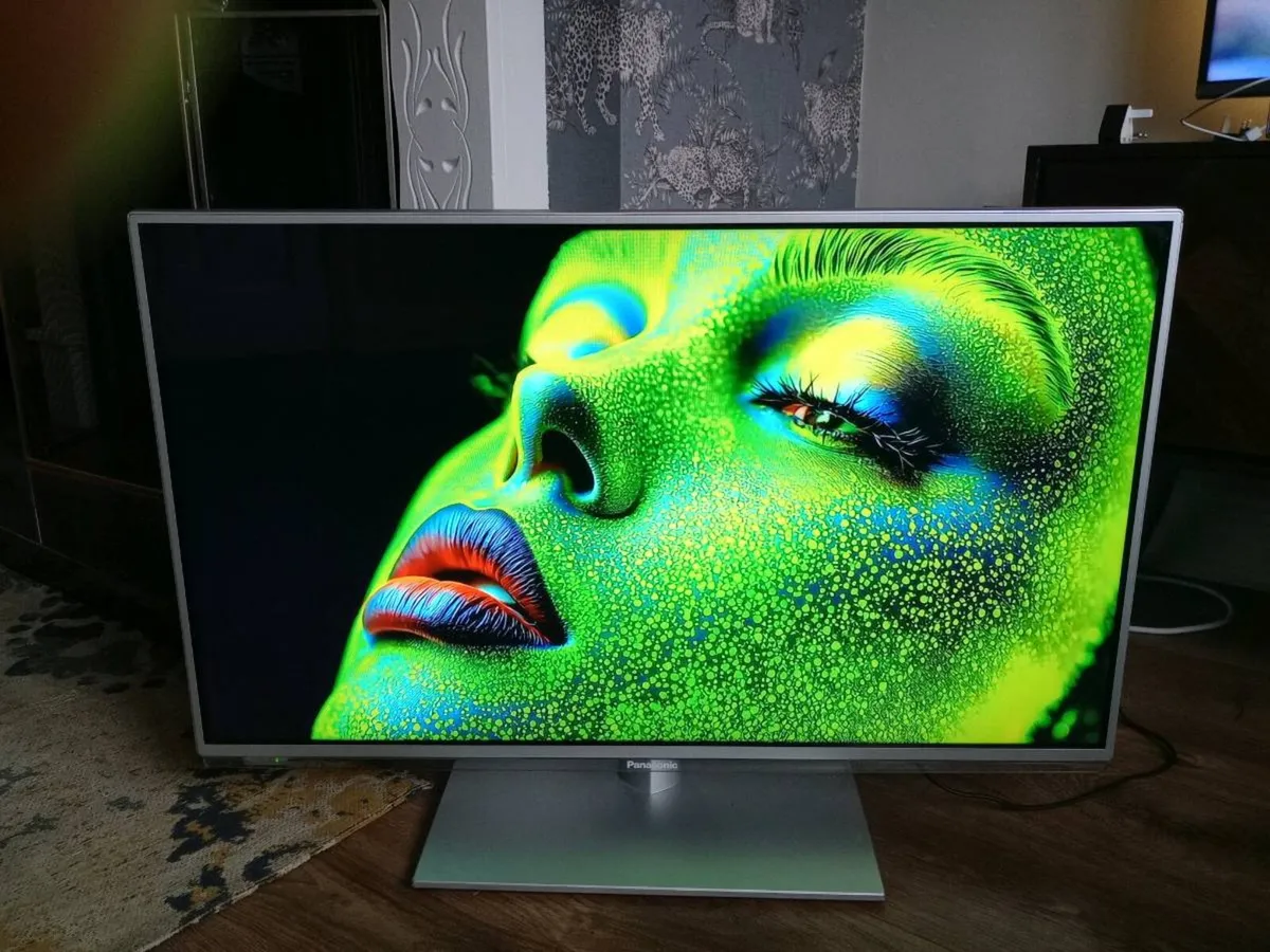 Panasonic 32" full HD SMART TV LE32E6B  FIRE STICK - Image 3