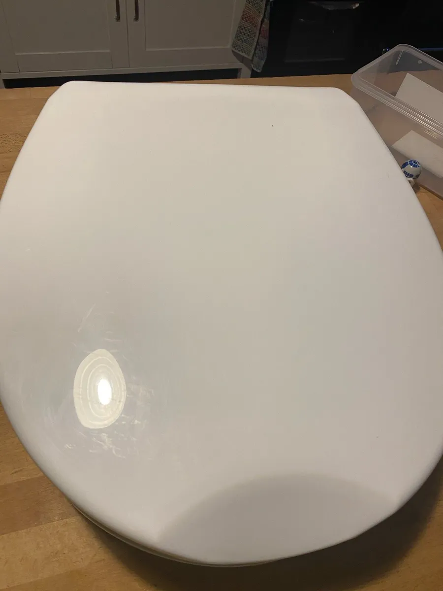 Raised toilet seat with lid - Image 1