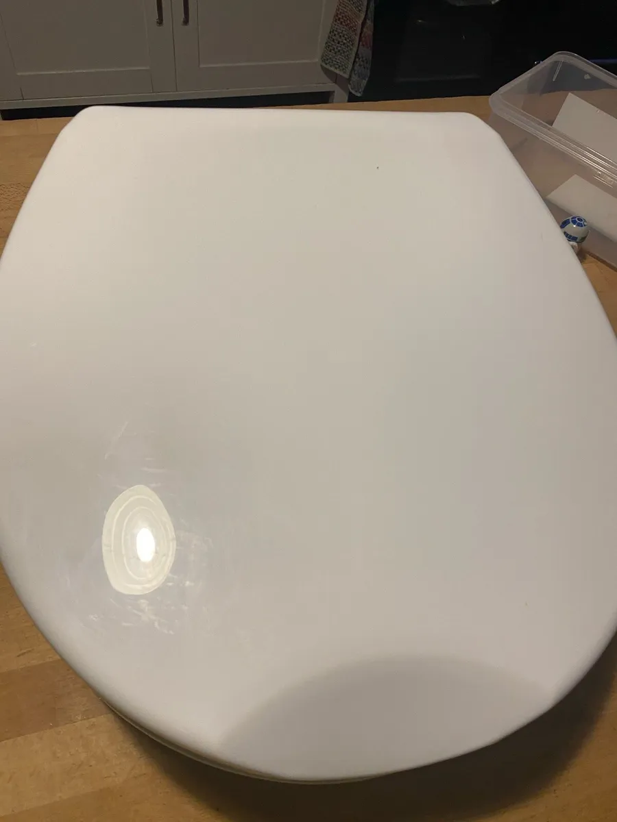 Raised toilet seat with lid - Image 2