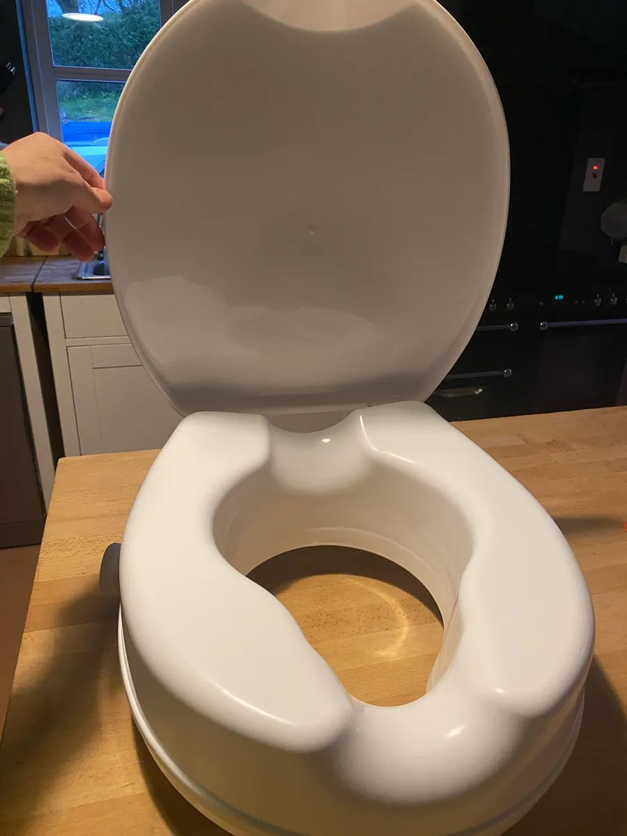 Raised toilet seat with lid - Image 3