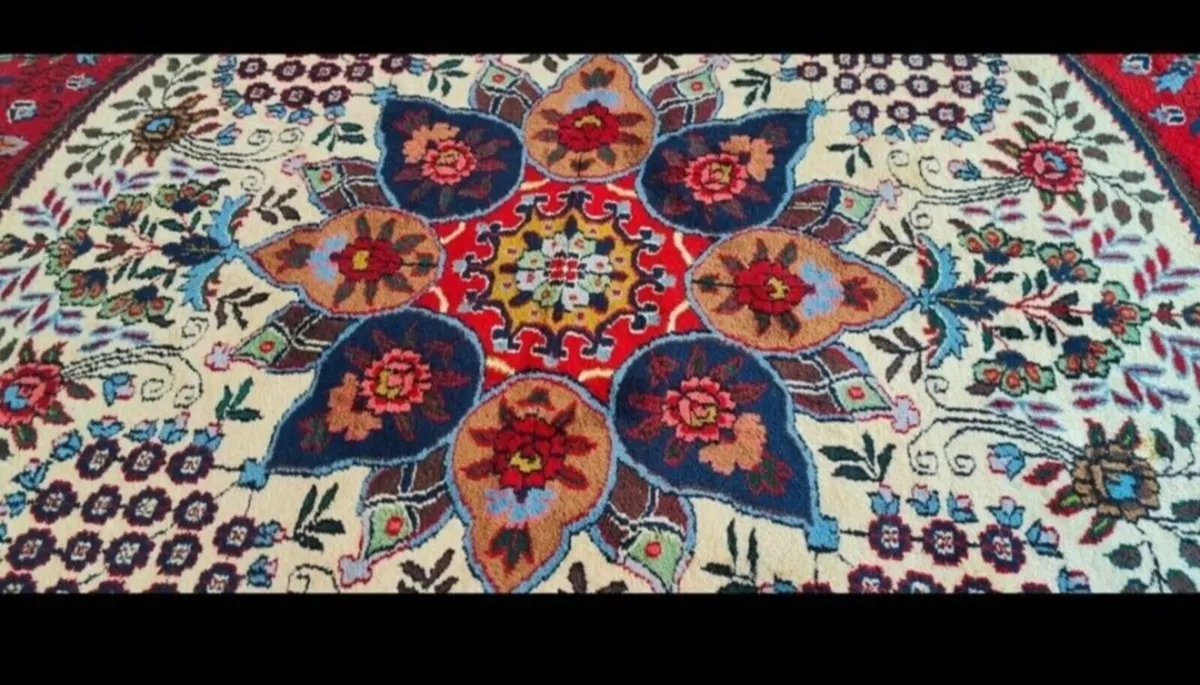 Stunningly Extra Large 2.7m/ 9ft Oriental Rug - Image 3