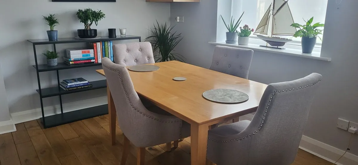 Dining table - Image 1