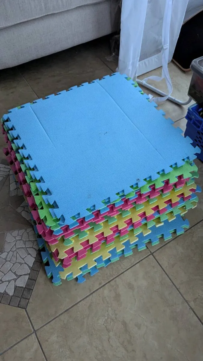 30 Foam 60cm X 60cm floor mats / tiles