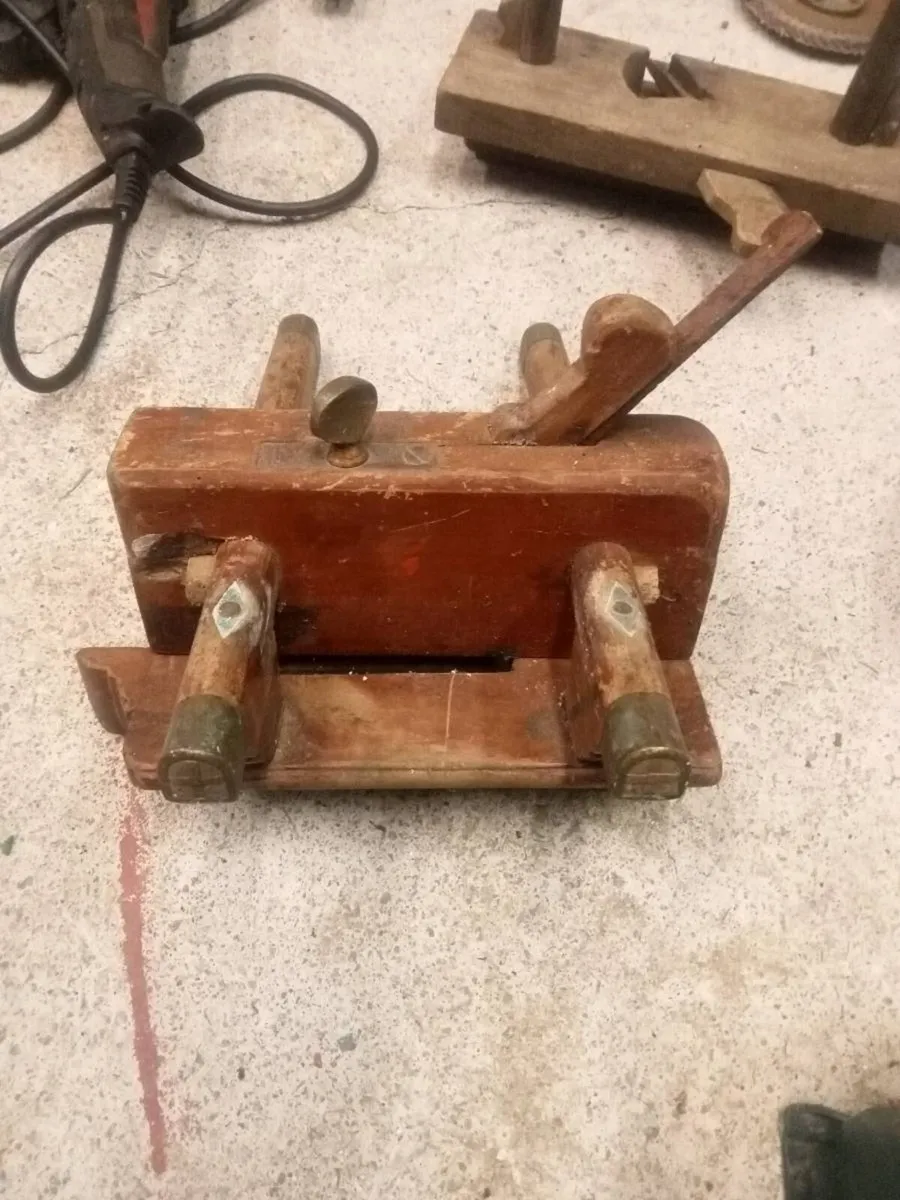 Selection of old wood planes and a level - Image 2
