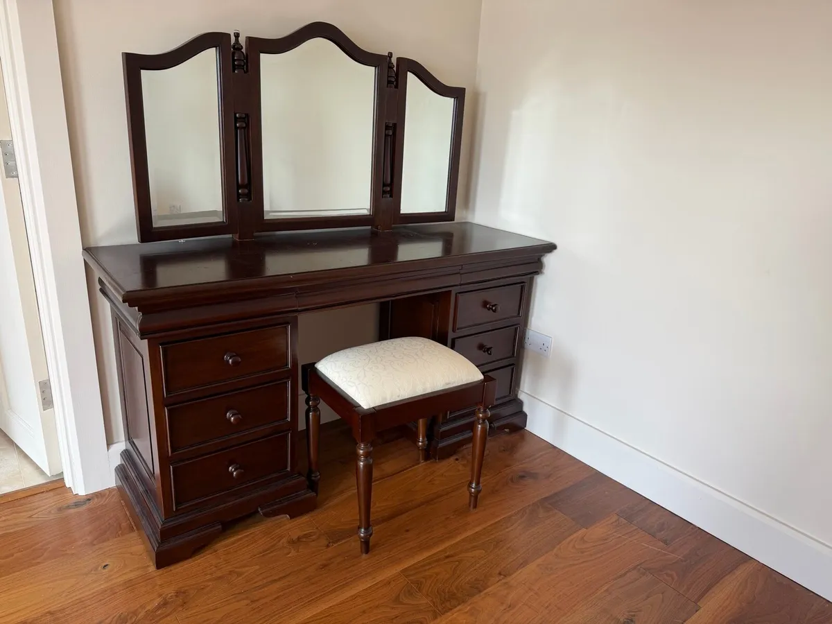 Dressing table - Image 1