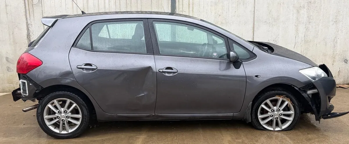 09 Toyota Auris parts - Image 2
