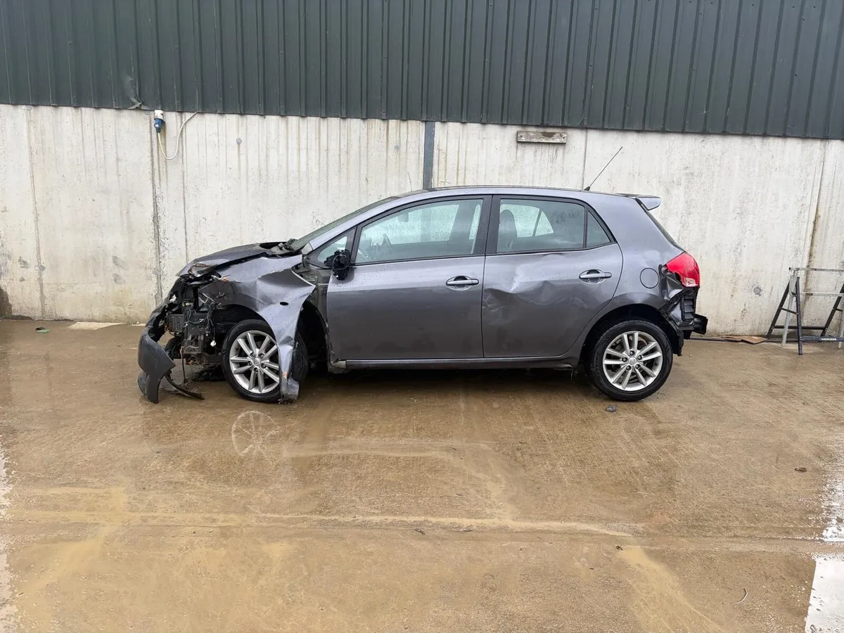 09 Toyota Auris parts - Image 3