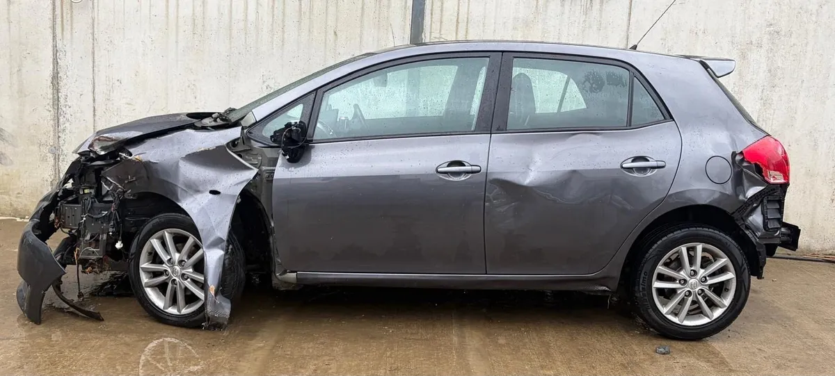 09 Toyota Auris parts - Image 4