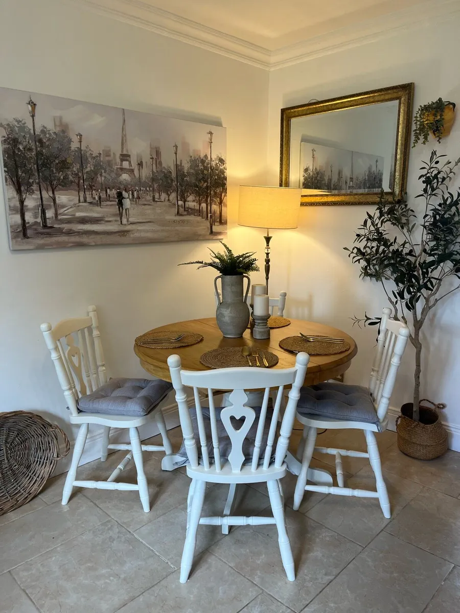 Extendable Table and chairs - Image 1