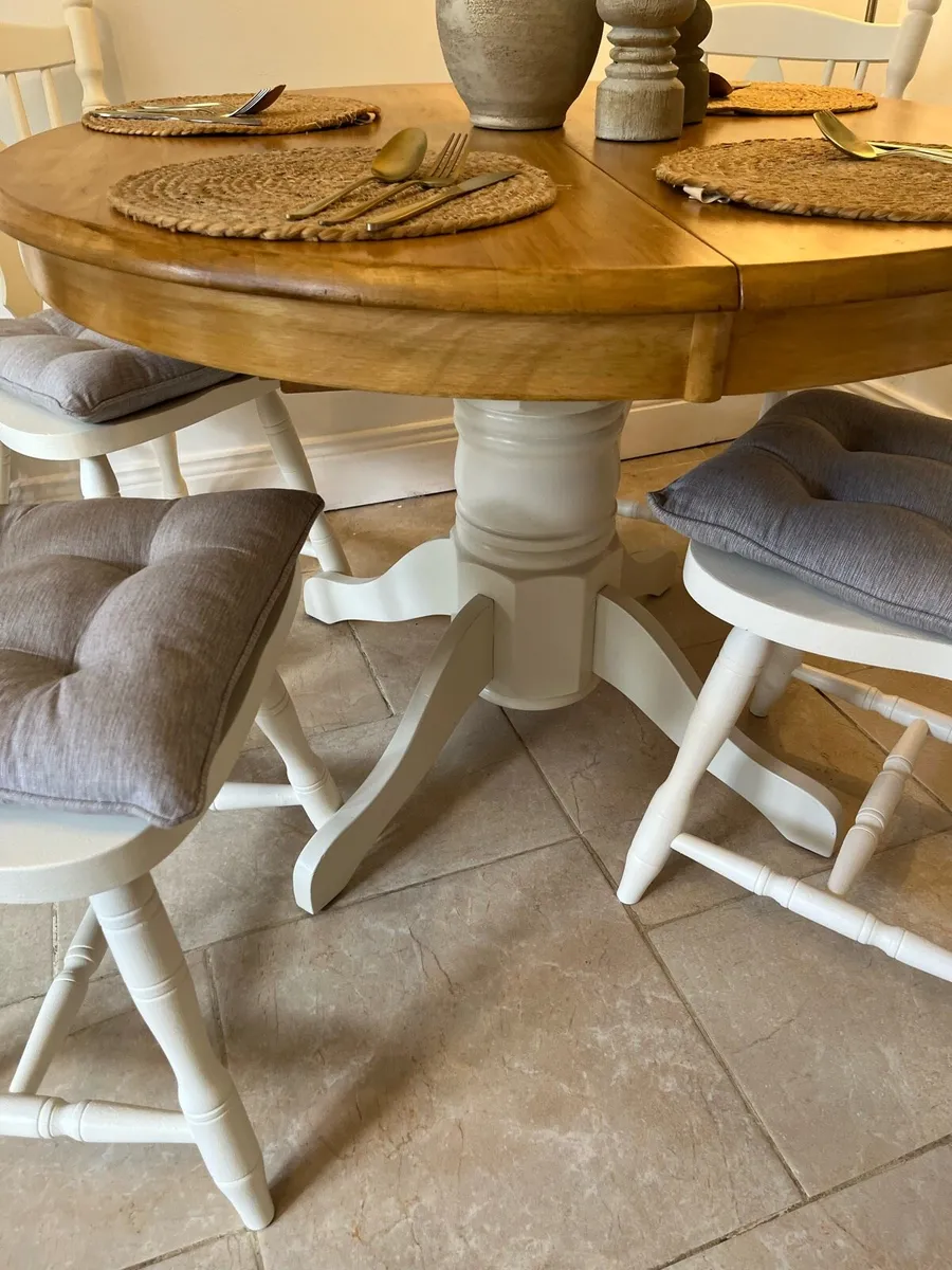 Extendable Table and chairs - Image 3