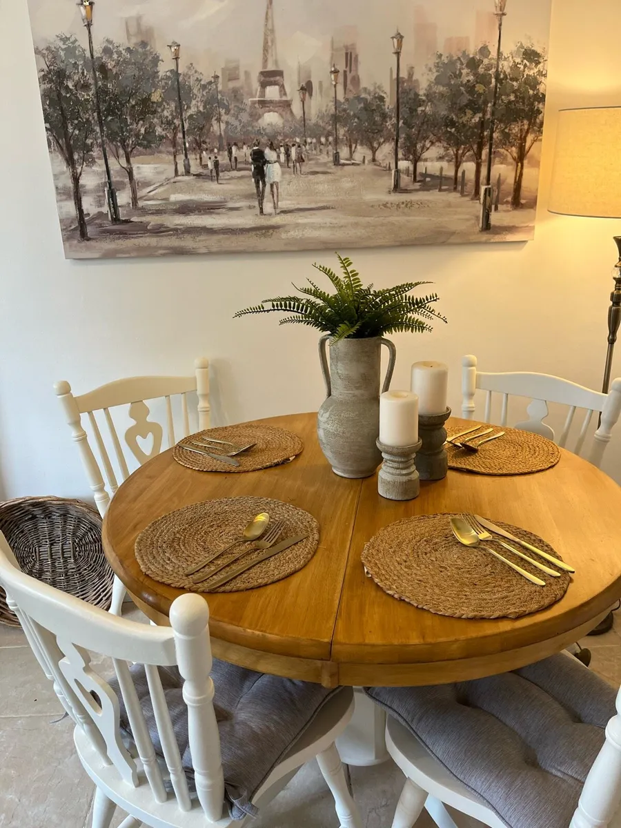 Extendable Table and chairs - Image 4