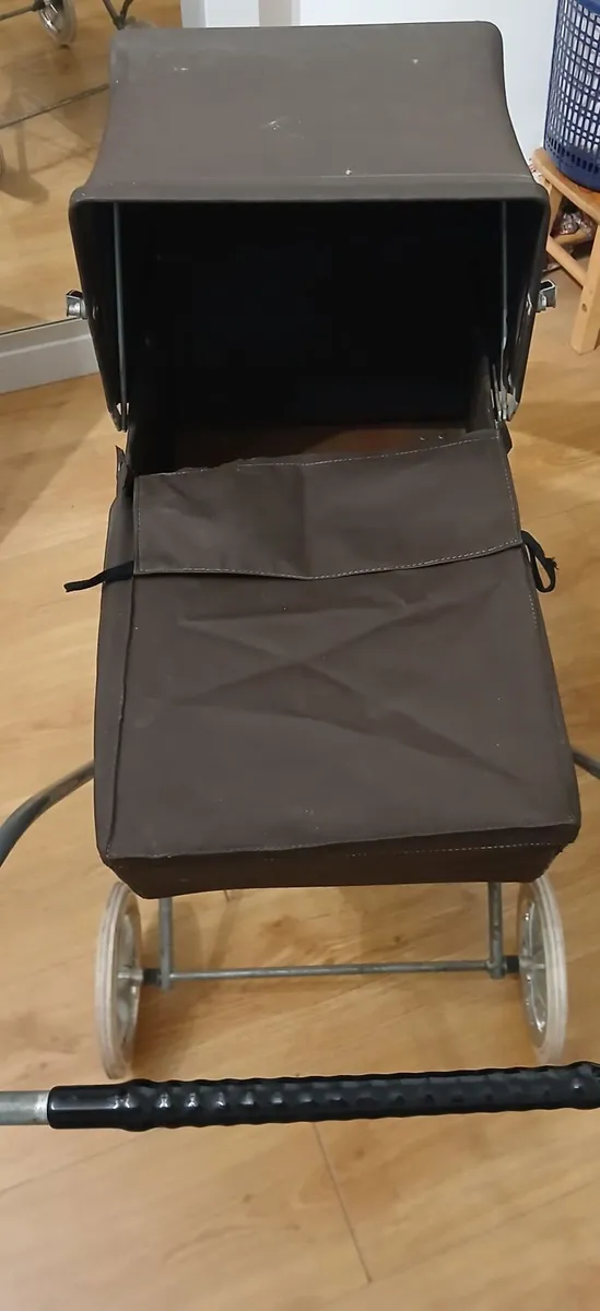 Vintage Pedigree Dolls Pram from the 1970s - Image 4