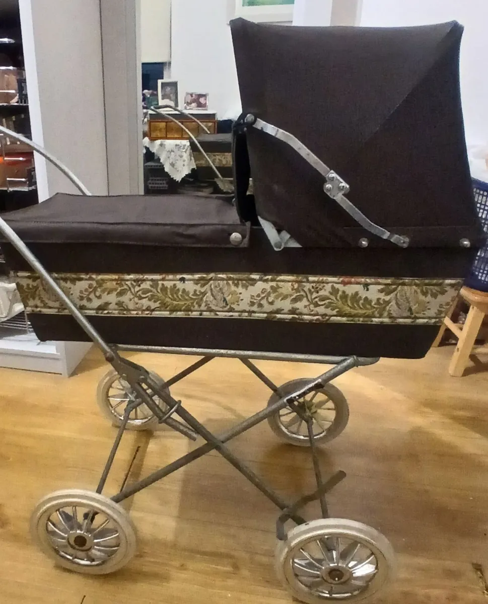Vintage Pedigree Dolls Pram from the 1970s - Image 2