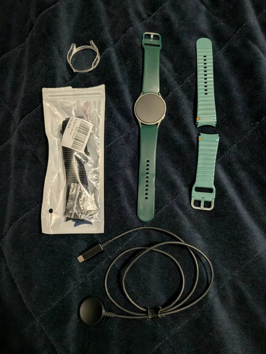 Samsung Galaxy Smart watch 7 perfect condition - Image 3